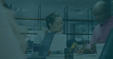 Ofisteki çeşitli iş adamlarıyla ilgili finansal veri işleme resmi. Küresel finans, iş, bağlantılar, hesaplama ve veri işleme kavramı dijital olarak oluşturuldu.