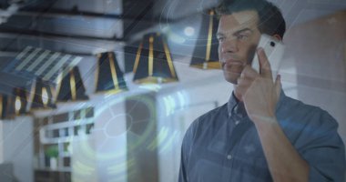 Akıllı telefondan konuşan beyaz adamın veri işleme ve tarama görüntüsü. Küresel iş, teknoloji ve dijital arayüz kavramı dijital olarak oluşturulmuş görüntü.