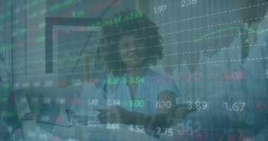 Ofisteki çeşitli iş adamlarıyla ilgili finansal veri işleme resmi. Küresel finans, iş, bağlantılar, hesaplama ve veri işleme kavramı dijital olarak oluşturuldu.