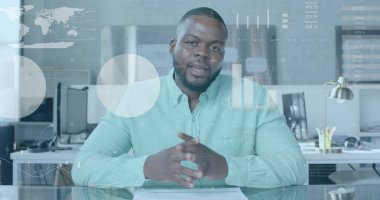 Afro-Amerikan işadamının ofisindeki finansal veri işleme resmi. Küresel finans, iş, bağlantılar, hesaplama ve veri işleme kavramı dijital olarak oluşturuldu.