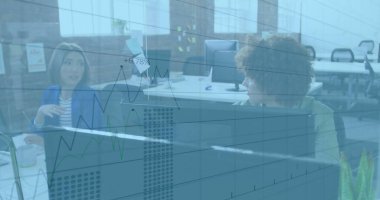 Ofisteki çeşitli iş adamlarıyla ilgili finansal veri işleme resmi. Küresel finans, iş, bağlantılar, hesaplama ve veri işleme kavramı dijital olarak oluşturuldu.