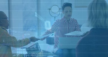 Dizüstü bilgisayar kullanarak çeşitli iş adamlarının finansal veri işleme görüntüsü. Küresel finans, iş, bağlantılar, hesaplama ve veri işleme kavramı dijital olarak oluşturuldu.