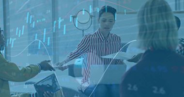 Ofisteki çeşitli iş adamlarıyla ilgili finansal veri işleme resmi. Küresel finans, iş, bağlantılar, hesaplama ve veri işleme kavramı dijital olarak oluşturuldu.