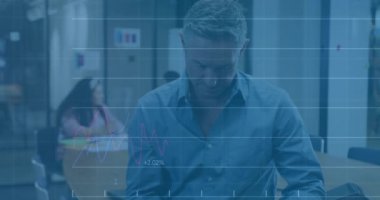 Kafkasyalı iş adamının veri işleme ve diyagramlarının animasyonu. Teknoloji, iş ve dijital arayüz kavramı dijital olarak oluşturulmuş video.