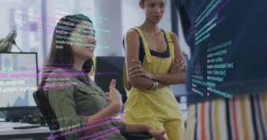 Ofisteki çeşitli iş adamları üzerinde finansal veri işleme animasyonu. Küresel finans, iş, bağlantılar, hesaplama ve veri işleme kavramı dijital olarak oluşturulmuş video.