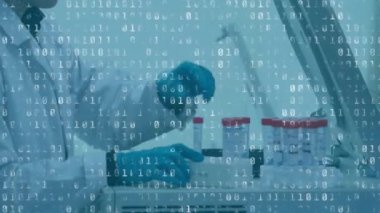 Kafkas erkek bilim adamının laboratuvardaki ikili kodlama veri işleme animasyonu. Küresel bilim, bağlantılar, hesaplama ve veri işleme kavramı dijital olarak oluşturulmuş video.