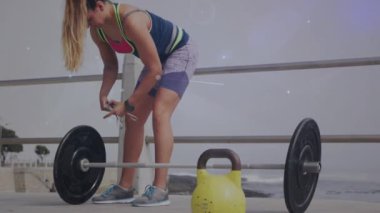 Beyaz kadın ağırlık kaldırırken dijital veri işleme animasyonu. Küresel spor, bağlantılar, hesaplama ve veri işleme kavramı dijital olarak oluşturulmuş video.