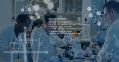 Laboratuvardaki çeşitli bilim adamları üzerinde bilimsel veri işleme animasyonu. Küresel bilim, bağlantılar, hesaplama ve veri işleme kavramı dijital olarak oluşturulmuş video.