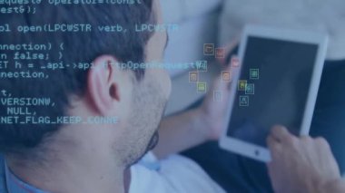 Tablet kullanan beyaz iş adamının dijital veri işleme animasyonu. Küresel iş, bağlantılar, hesaplama ve veri işleme kavramı dijital olarak oluşturulmuş video.