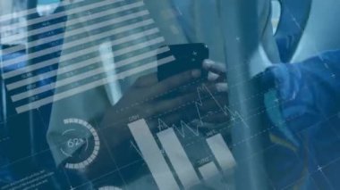 Akıllı telefon kullanan Afro-Amerikan kadın üzerinden finansal veri işleme animasyonu. Küresel finans, iş, bağlantılar, hesaplama ve veri işleme kavramı dijital olarak oluşturulmuş video.