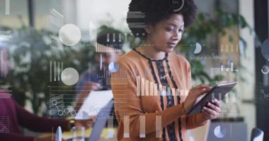 Ofiste tablet kullanan Afro-Amerikan iş kadınının veri işleme animasyonu. Küresel iş, bilgisayar ve dijital arayüz kavramı dijital olarak oluşturulmuş video.