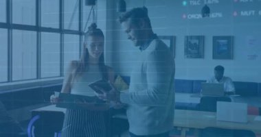 Konuşan ve tablet kullanan Kafkas meslektaşlarının veri işleme ve diyagramlarının animasyonu. Teknoloji, iş ve dijital arayüz kavramı dijital olarak oluşturulmuş video.