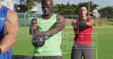 Dambılları kaldıran güçlü adamların üzerinde şema ve veri işleme animasyonları. Küresel teknoloji, spor ve dijital arayüz kavramı dijital olarak oluşturulmuş video.