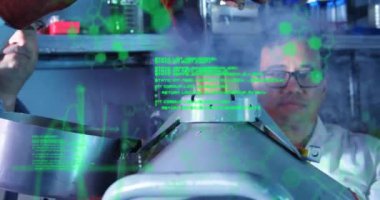 Kimyasal formülün animasyonu ve çeşitli deneyler yapan bilim adamlarının veri işlemesi. Küresel bilim ve dijital arayüz kavramı dijital olarak oluşturulmuş video.