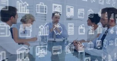 Ofisteki çeşitli iş adamları üzerinde ikonlar ve finansal veri işleme animasyonları. Küresel finans, iş, bağlantılar, hesaplama ve veri işleme kavramı dijital olarak oluşturulmuş video.