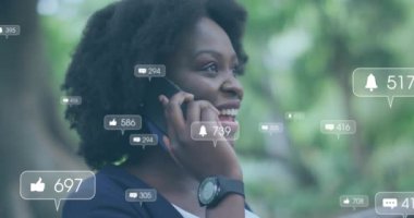 Medya ikonlarının Afro-Amerikan kadınlarının akıllı telefondan konuşmaları üzerine animasyonu. Teknoloji, sosyal medya ve dijital arayüz konsepti dijital olarak oluşturulmuş video.