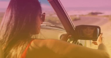 Deniz kenarındaki araba aynasına bakan melez kadının üzerine açık gölgenin animasyonu. Yaşam tarzı, doğa ve dijital arayüz konsepti dijital olarak oluşturulmuş video.