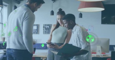 Farklı meslekdaşların ofiste iş tartışmaları üzerine ekoloji ikonlarının animasyonu. Küresel iş ve dijital arayüz kavramı dijital olarak oluşturulmuş video.