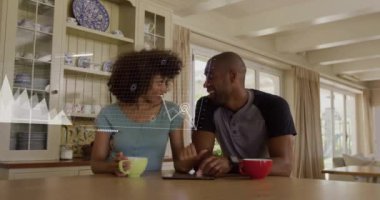 Tablet kullanan Afro-Amerikan çiftin veri işleme animasyonu. Küresel teknoloji, iletişim, bilgisayar ve dijital arayüz kavramı dijital olarak oluşturulmuş video.