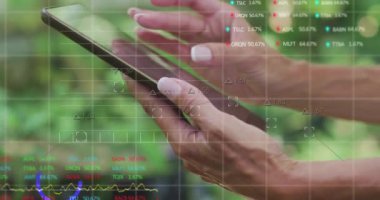 Tablet kullanan melez bir kadının finansal veri işleme animasyonu. Küresel finans, iş, bağlantılar, hesaplama ve veri işleme kavramı dijital olarak oluşturulmuş video.