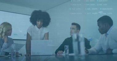 Toplantıda farklı iş adamlarının veri işleme ve diyagramlarının animasyonu. Küresel iş ve dijital arayüz kavramı dijital olarak oluşturulmuş video.