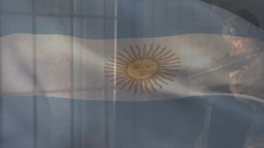 Arjantin bayrağının, tüfek kullanan beyaz erkek askerler üzerinde canlandırılması. Askeri, vatanseverlik ve dijital arayüz konsepti dijital olarak oluşturulmuş video.