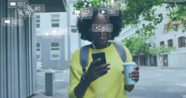 Medya simgelerinin şehirde akıllı telefon kullanan Afro-Amerikan kadın üzerinde canlandırılması. Sosyal medya ve dijital arayüz konsepti dijital olarak oluşturulmuş video.