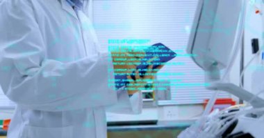 Tablet kullanan beyaz kadın bilim adamı üzerinde veri işleme ve kimyasal formülün animasyonu. Bilim ve dijital arayüz kavramı dijital olarak oluşturulmuş video.