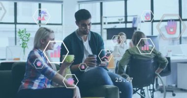 Ekoloji simgelerinin canlandırılması ve çeşitli meslekdaşların ofiste iş görüşmesi üzerine veri işleme. Küresel iş, bilgisayar ve dijital arayüz kavramı dijital olarak oluşturulmuş video.