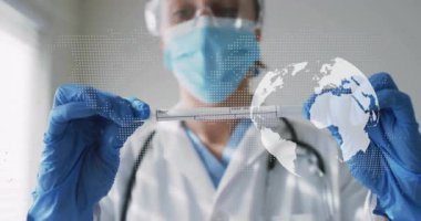 Kafkasyalı kadın doktorun örnek alması üzerine dünya haritası ve dünyanın animasyonu. Tıp ve dijital arayüz kavramı dijital olarak oluşturulmuş video.
