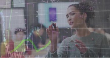 Ofisteki çeşitli iş adamları üzerinde finansal veri işleme animasyonu. Küresel finans, iş, bağlantılar, hesaplama ve veri işleme kavramı dijital olarak oluşturulmuş video.