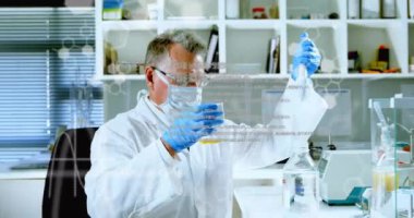 Beyaz erkek bilim adamının örnek alması üzerine veri işleme ve kimyasal formülün animasyonu. Bilim ve dijital arayüz kavramı dijital olarak oluşturulmuş video.