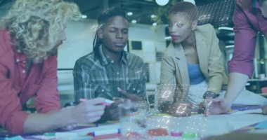 Muhtelif iş adamlarının ofiste konuştuğu ikili kodların animasyonu. İş ve dijital arayüz kavramı dijital olarak oluşturulmuş video.