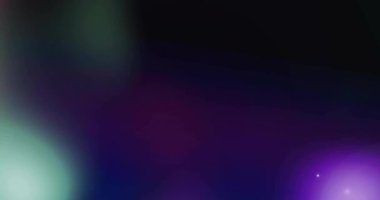 Koyu arkaplanda hareket eden parlak ışık noktalarının canlandırması. Renk, şekil, ışık ve hareket konsepti dijital olarak oluşturulmuş video.