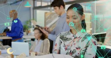 Ofiste çalışan farklı meslekdaşların ikonlarıyla bağlantı ağının animasyonu. Küresel iş, bağlantılar ve dijital arayüz kavramı dijital olarak oluşturulmuş video.