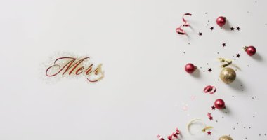 Kırmızı renkli mutlu noel mesajları ve beyaz arka planda süslemeler. Noel, gelenek, selamlar ve dijital olarak oluşturulan video kutlaması.