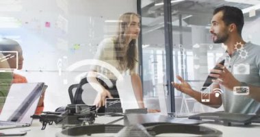 Veri işleme ve medya simgelerinin ofiste iş tartışan çeşitli meslektaşlar üzerinde canlandırılması. Küresel iş ve dijital arayüz kavramı dijital olarak oluşturulmuş video.