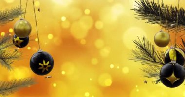 Salıncak siyah ve altın takılar ve sarı ışık lekeleri üzerinde yıldızlar olan Noel ağaçları. Noel, dekorasyon, gelenek ve dijital olarak üretilen video kutlaması.