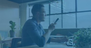 Akıllı telefondan konuşan beyaz adamın veri işleme ve diyagramlarının animasyonu. Teknoloji, iş ve dijital arayüz kavramı dijital olarak oluşturulmuş video.