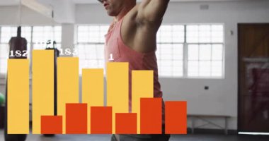 Spor salonunda halter kaldıran beyaz bir adamın veri işleme animasyonu. Küresel spor, yaşam tarzı, hesaplama ve dijital arayüz kavramı dijital olarak oluşturulmuş video.