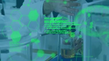 Kafkas erkek bilim adamının laboratuvarda bilimsel veri işleme animasyonu. Küresel bilim, bağlantılar, hesaplama ve veri işleme kavramı dijital olarak oluşturulmuş video.