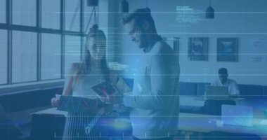 Konuşan ve tablet kullanan Kafkas meslektaşlarının veri işleme ve diyagramlarının animasyonu. Teknoloji, iş ve dijital arayüz kavramı dijital olarak oluşturulmuş video.