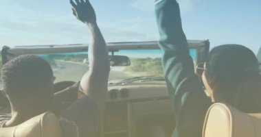 Deniz kenarında araba süren çift cinsiyetli çiftin üzerine açık gölgenin animasyonu. Yaşam tarzı, doğa ve dijital arayüz konsepti dijital olarak oluşturulmuş video.