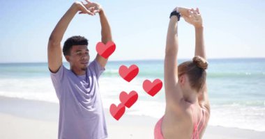 Sahilde gerinen farklı çiftlerin kırmızı kalplerinin canlandırması. Yaz, tatil, yaşam tarzı ve dijital arayüz konsepti dijital olarak oluşturulmuş video.