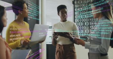 Ofisteki çeşitli iş adamları üzerinde finansal veri işleme animasyonu. Küresel finans, iş, bağlantılar, hesaplama ve veri işleme kavramı dijital olarak oluşturulmuş video.