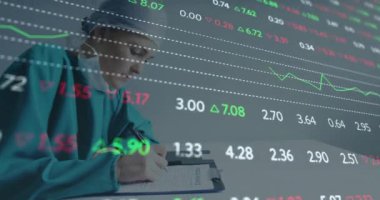 Gülümseyen beyaz kadın cerrah üzerinde veri işleme animasyonu. Küresel tıp, bağlantılar, hesaplama ve veri işleme kavramı dijital olarak oluşturulmuş video.