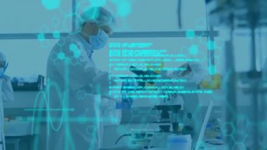 Melez kadın bilim adamının laboratuvarda bilimsel veri işleme animasyonu. Küresel bilim, bağlantılar, hesaplama ve veri işleme kavramı dijital olarak oluşturulmuş video.