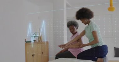 Kadın fizyoterapistle egzersiz yapan yaşlı melez kadının kardiyograflarının canlandırılması. Tıp, emeklilik ve dijital arayüz konsepti dijital olarak oluşturulmuş video.