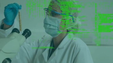 Kafkas kadın bilim adamının laboratuvarda örnek alması üzerine veri işleme animasyonu. Teknoloji, bilim ve dijital arayüz kavramı dijital olarak oluşturulmuş video.