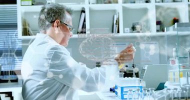 Kimyasal formülün animasyonu ve deneyler yapan beyaz erkek bilim adamı üzerinde veri işleme. Küresel bilim ve dijital arayüz kavramı dijital olarak oluşturulmuş video.